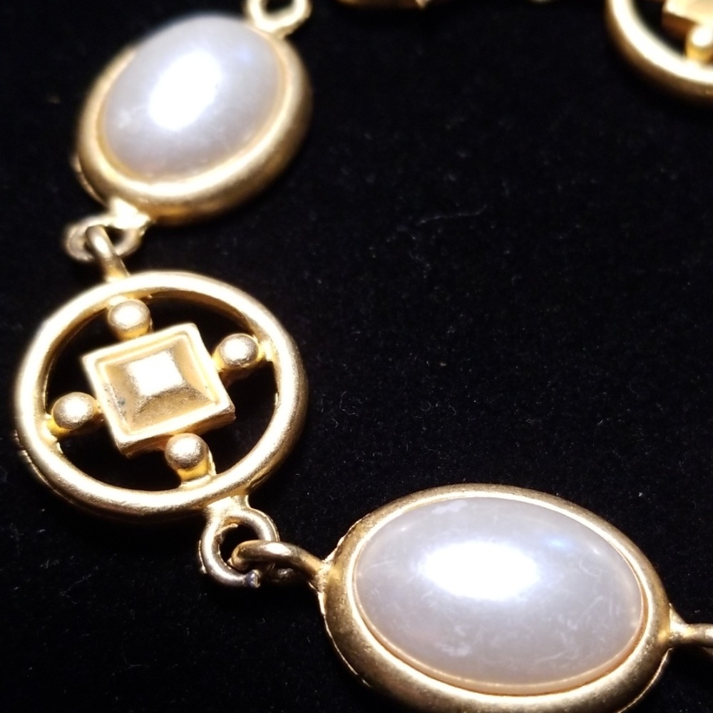Vintage Mid Century Faux Pearl Brushed Goldtone Metal Lobster Clasp Bracelet - Picture 8 of 12